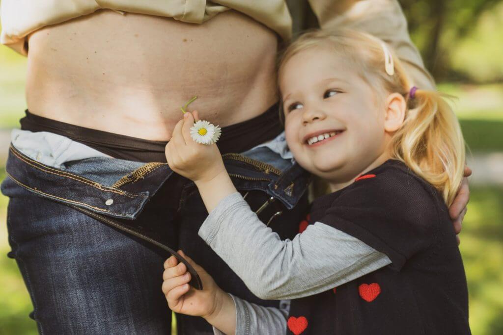 Tina mit Kaiserschnittnarbe und Kind