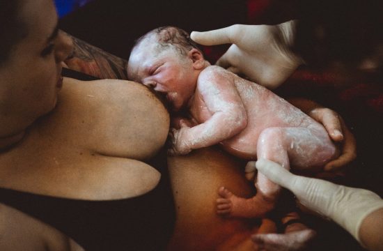 Geburtsfotografie Frankfurt Baby im Geburtspool
