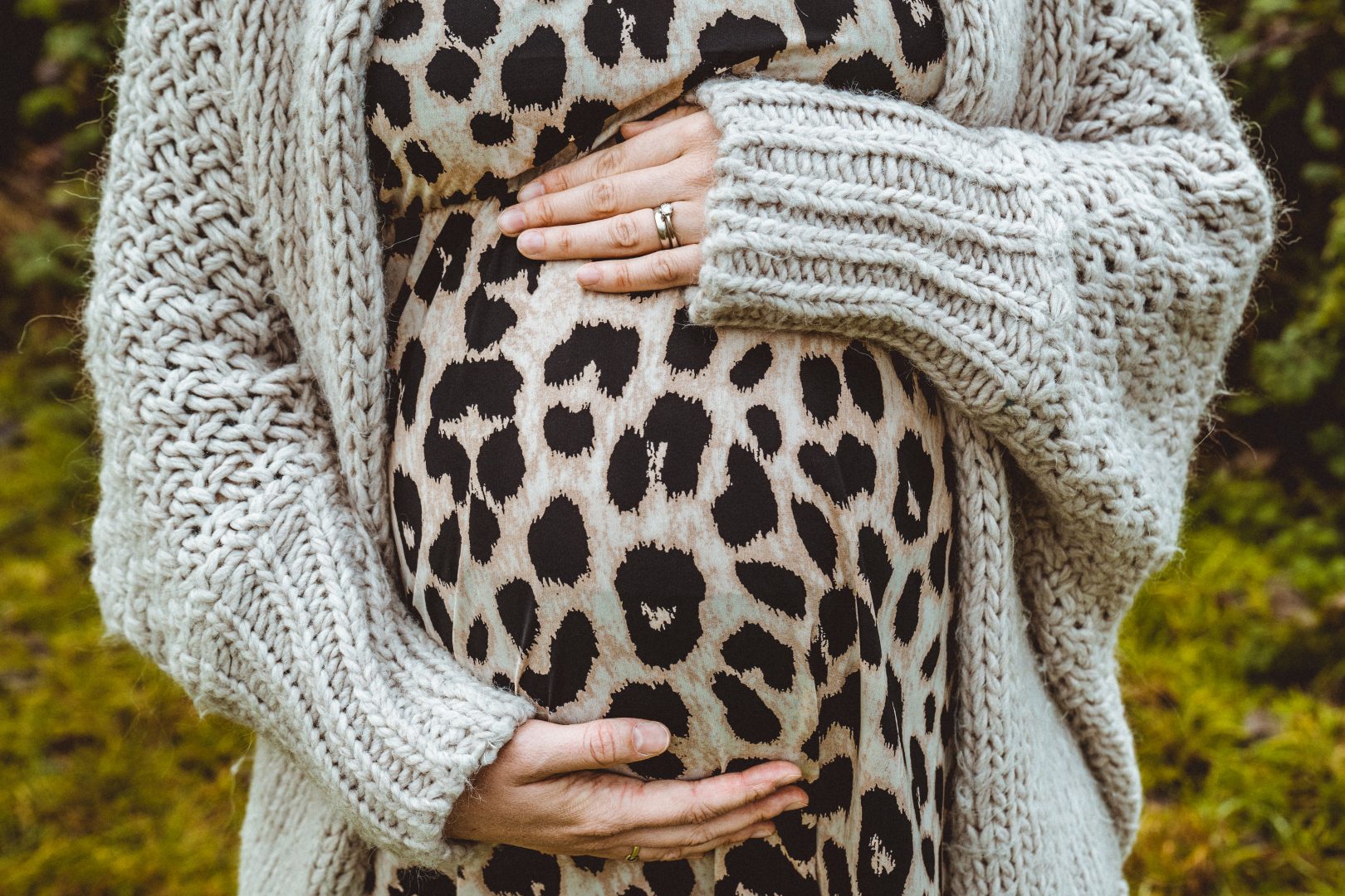 Nahaufnahme Babybauch im Kleid mit Leopardenmuster