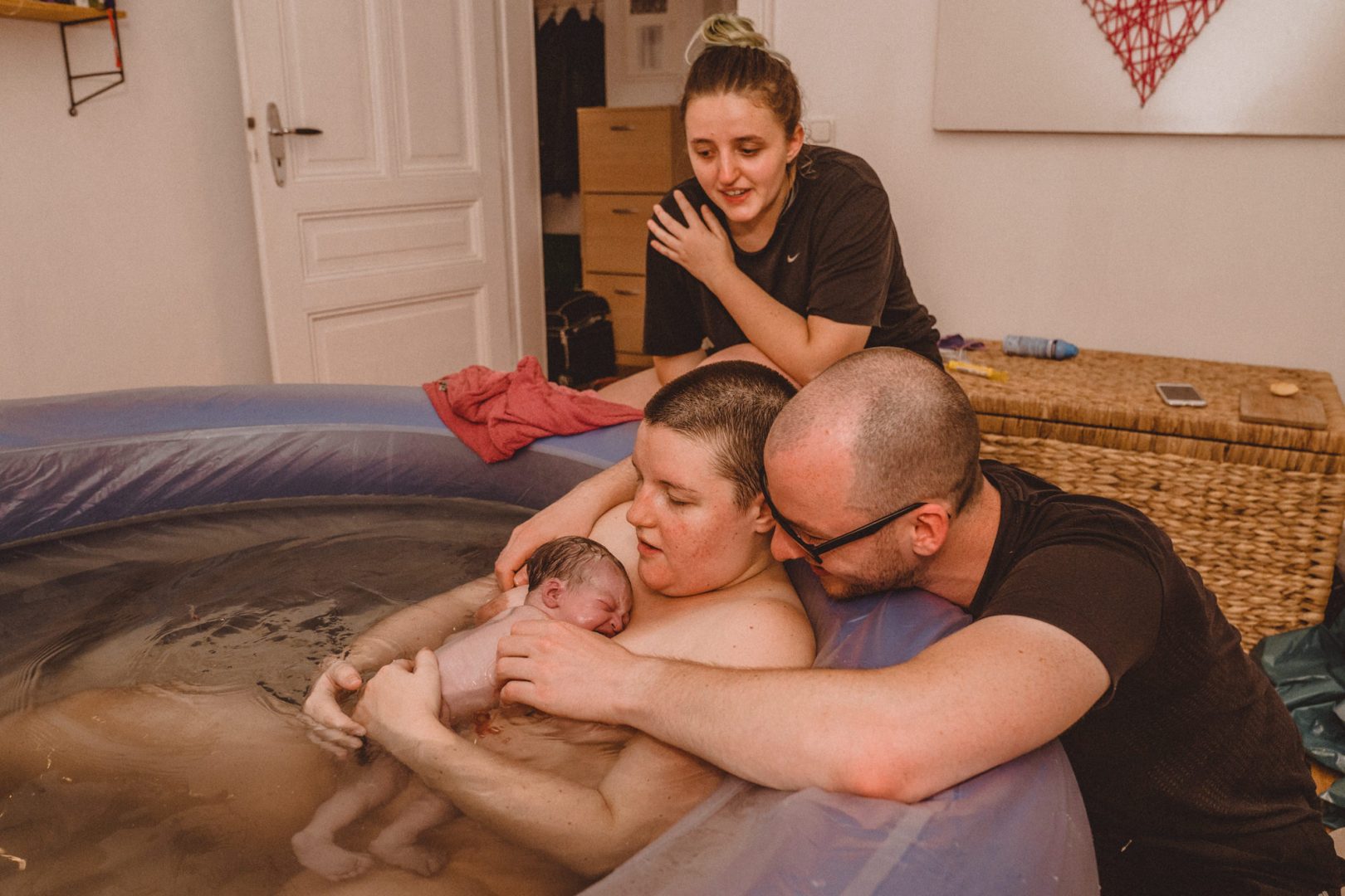 Familie begrüßt Baby nach Wassergeburt