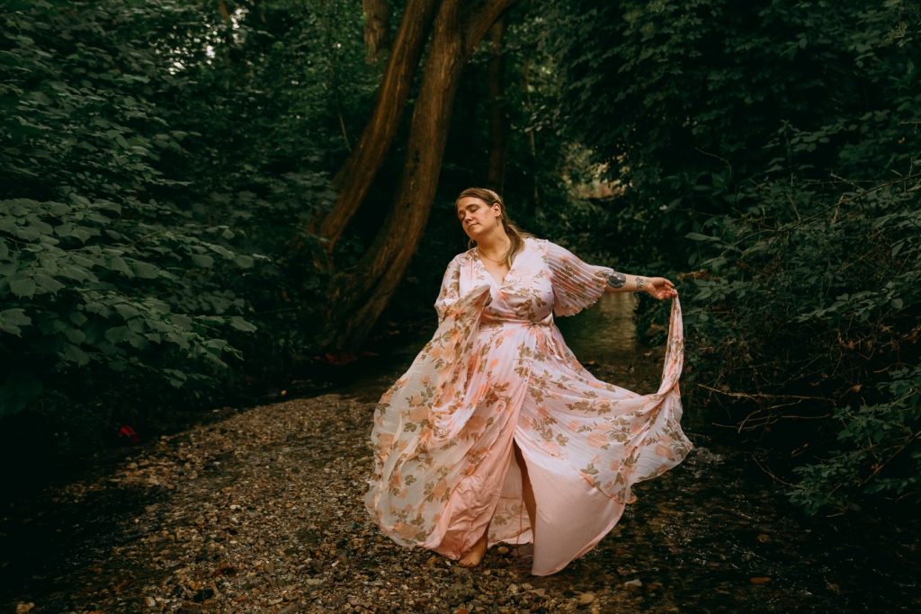 Schwangere schwingt Blümchenkleid