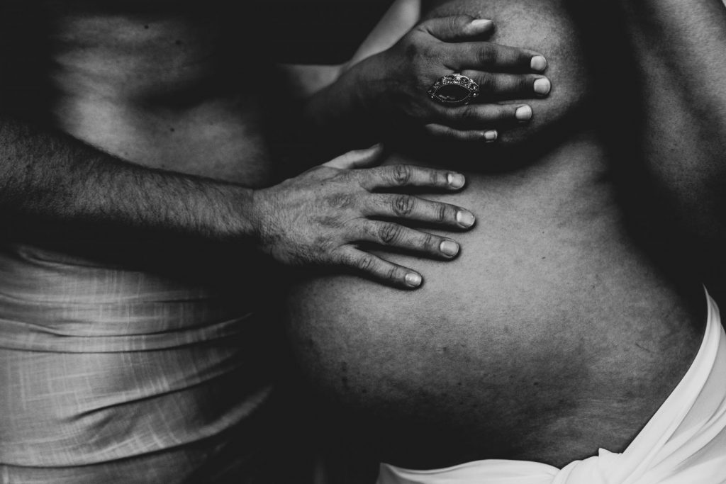 Babybauch Nahaufnahme mit Händen