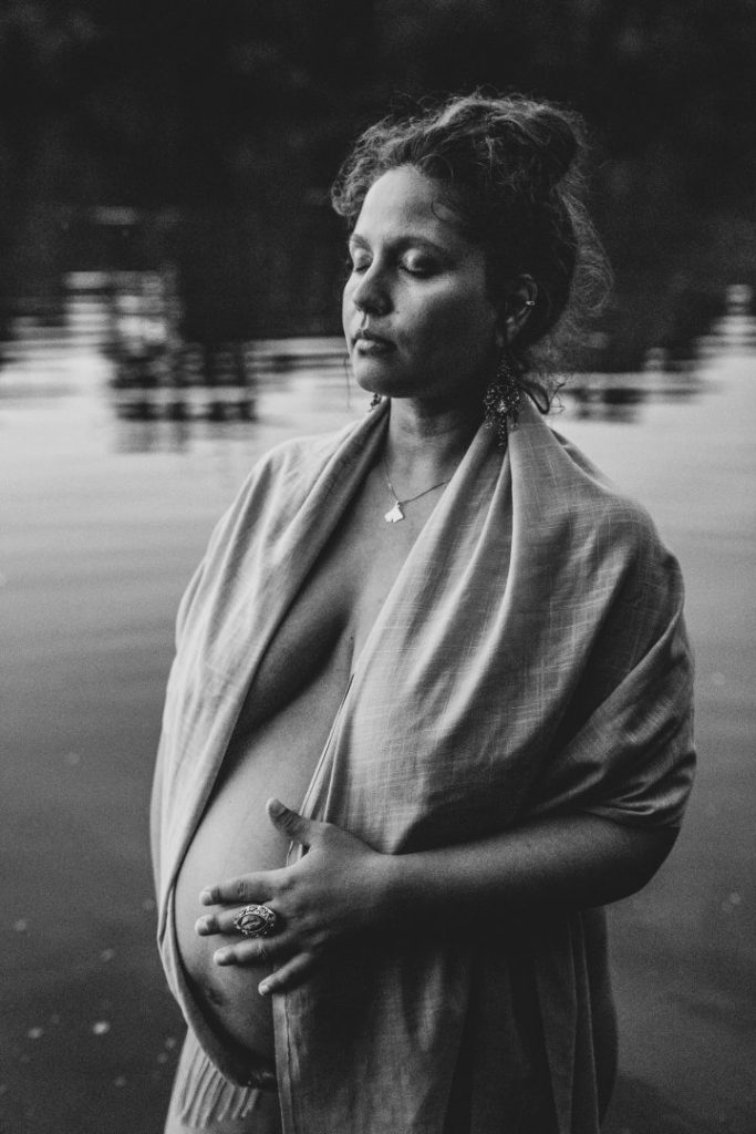 Schwarzweißbild von einer Schwangeren