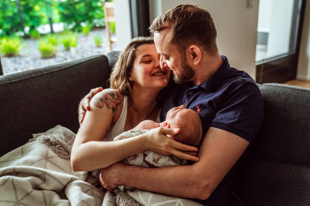 Familie kuschelt auf Couch