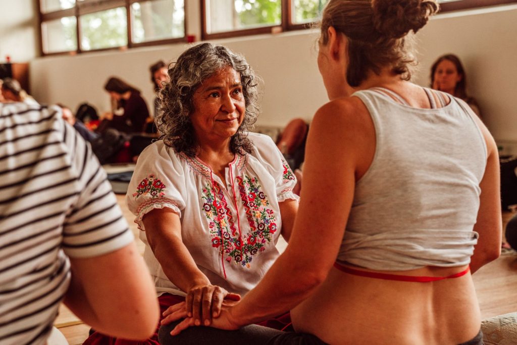 Hebamme hält Hand einer Schwangeren