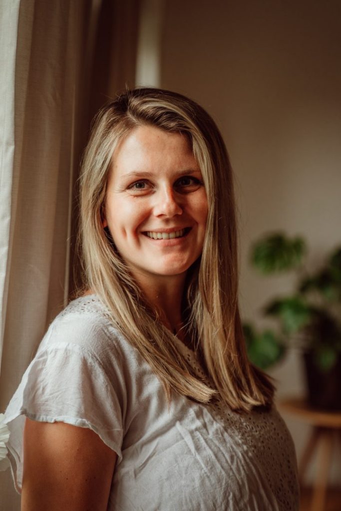 Business Portrait Frau steht vor Fenster