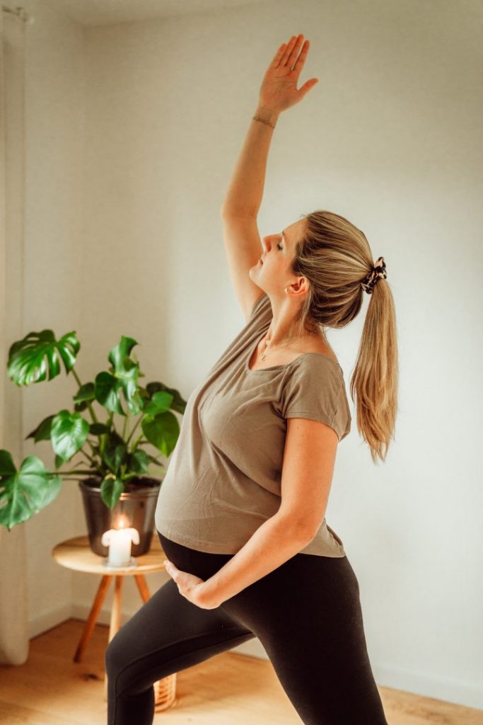 Schwangere zeigt Yogap