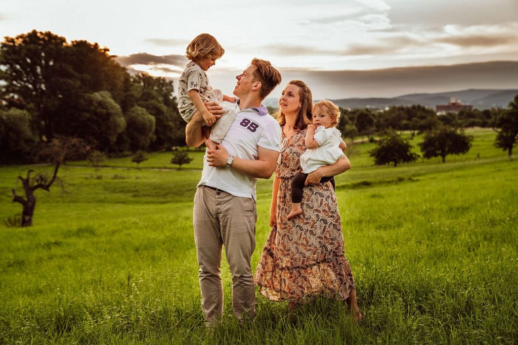 Familie spielt auf grüner WIese
