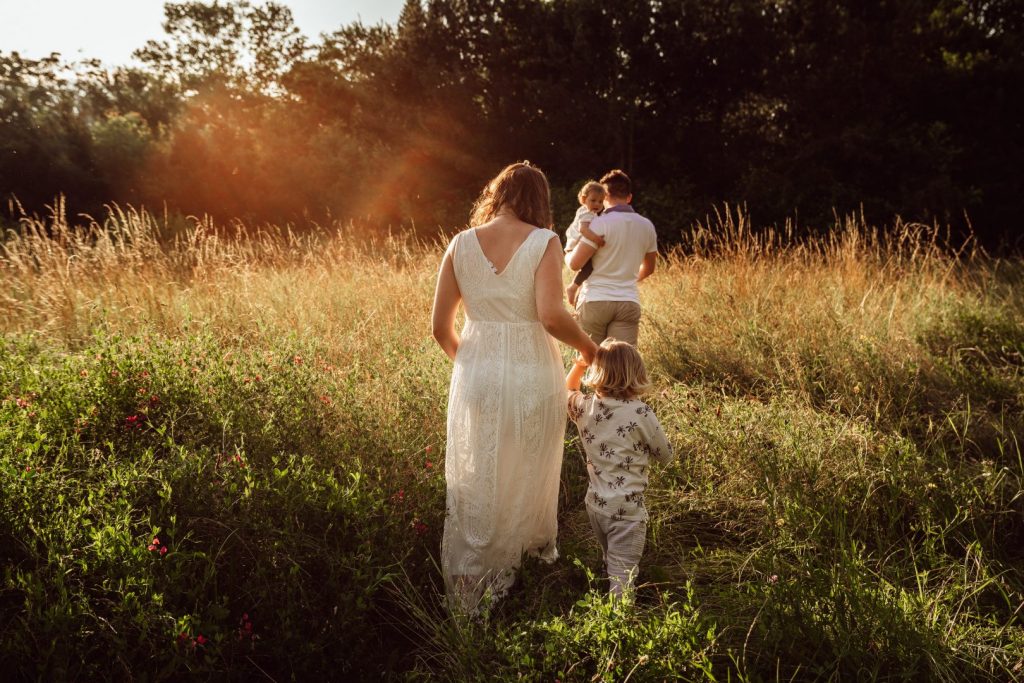 Familie läuft in Sonnenuntergang