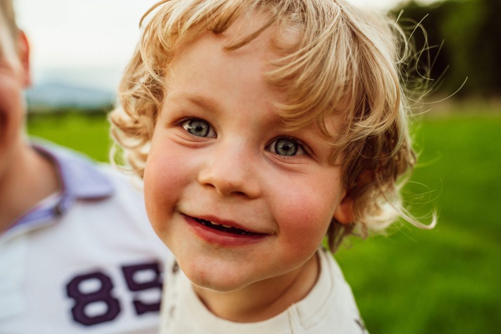 Junge schaut in Kamera