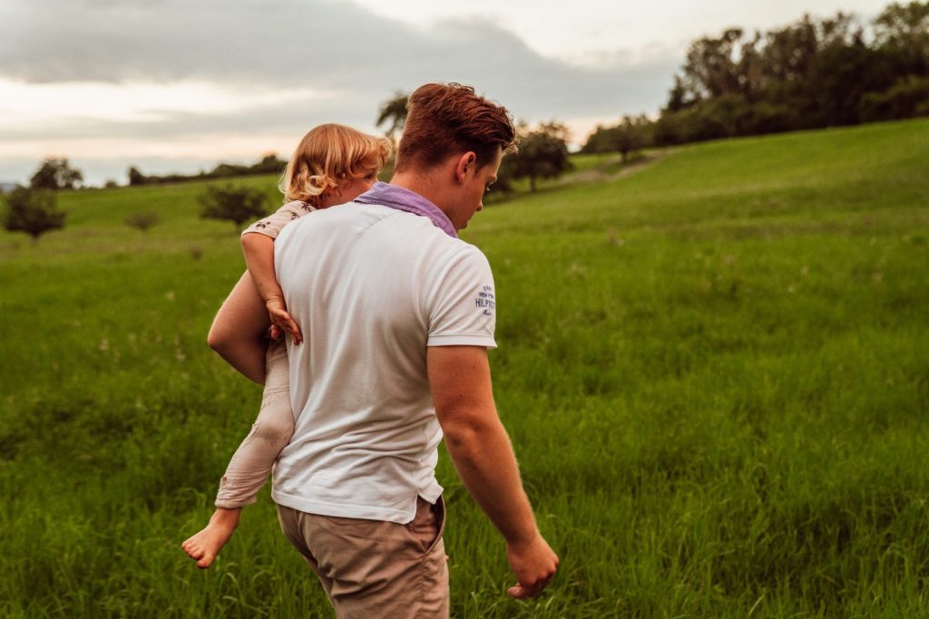 Papa trägt Kleinkind