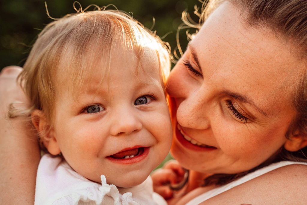 Baby wird von Mama gekuschelt