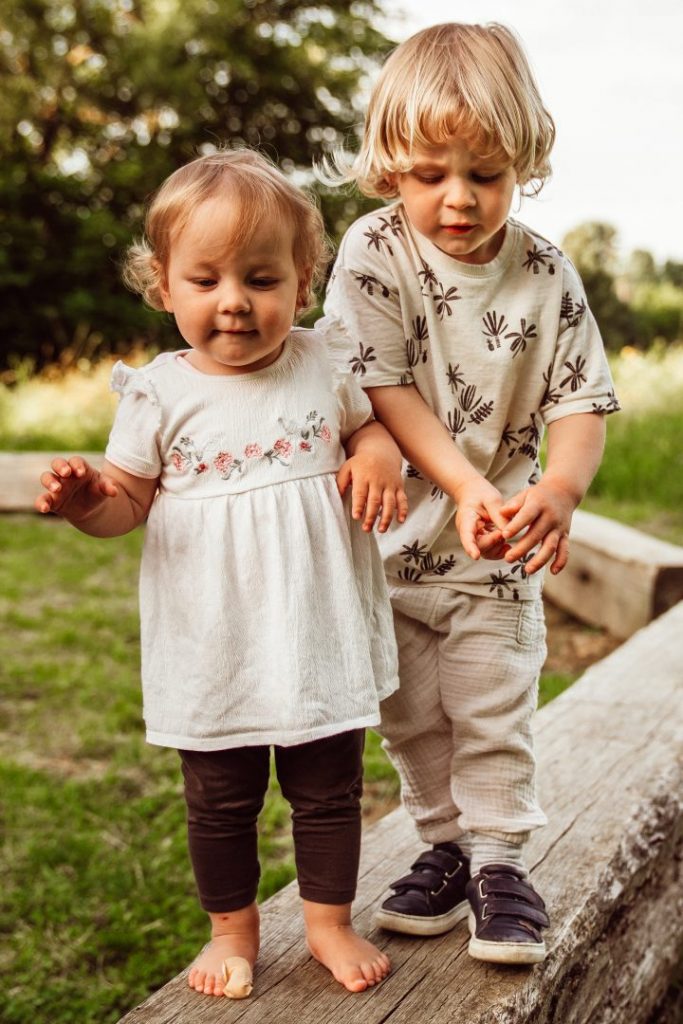 Kinder balancieren auf Baumstamm